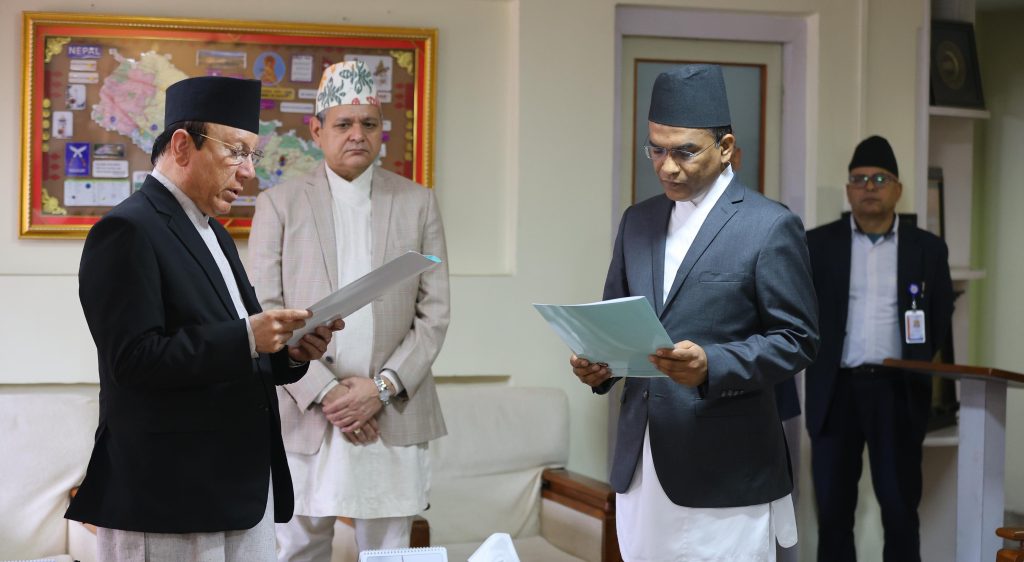 नवनियुक्त गभर्नर डा. विश्व पौडेलले प्रधानन्यायाधीशबाट लिए सपथ