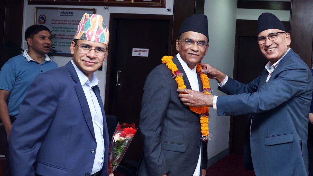 अर्थमन्त्रीसँग नवनियुक्त गभर्नर पौडेलको भेट, मौद्रिक–वित्तीय समन्वयमा जोड