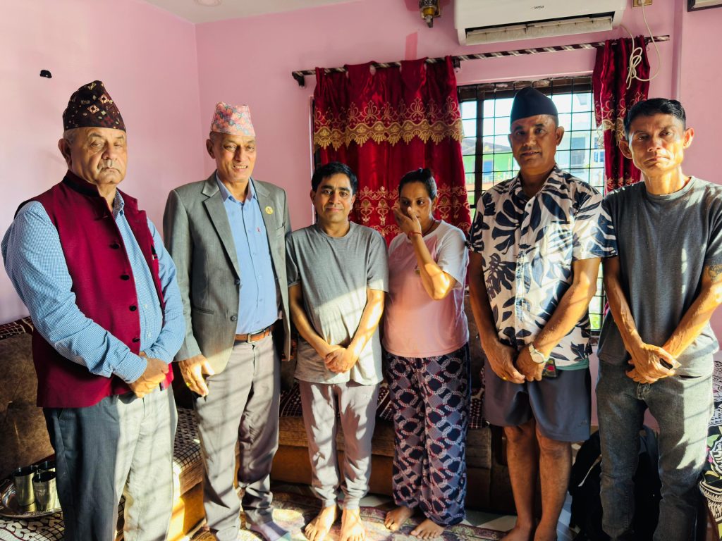इरानबाट घर फर्केका बुटवलबासी पोख्रेल र गैरेलाई नगर प्रमुख पाण्डेको भेट